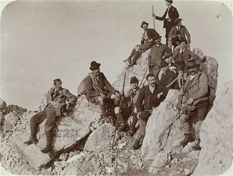Skupina alpinist na vrcholu Hoher Dachstein (1906)