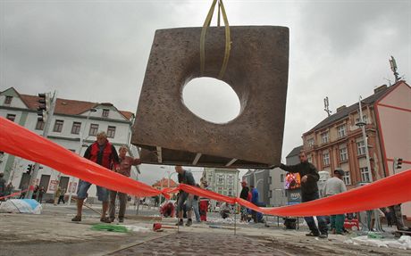 Na Kiíkovo námstí v Táboe byla umístna plastika s názvem Brána asu od...