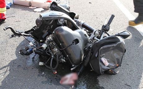 Z motocyklu toho po sráce s automobilem mnoho nezstalo. (21. srpna 2013)