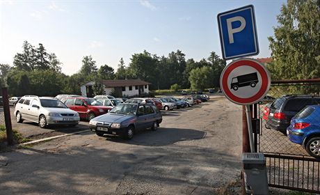 V pítím roce radnice plánuje vybudovat parkovací dm v Husov ulici. V budoucnu by se v takovou stavbu mlo zmnit i toto bezplatné a do jisté míry provizorní parkovit v ikov ulici. Radnice ped asem získala potebné pozemky.