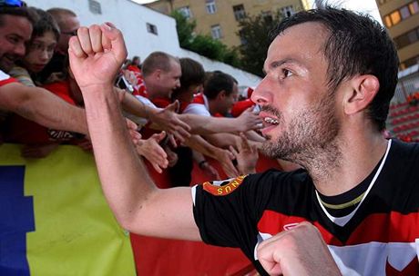V kvtnu 2009 Erich Brabec oslavoval s fanouky Slavie titul. O pár dn pozdji ho klub vyhodil. Nyní je údajn jednou z uvaovaných posil.