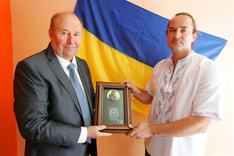 Ukrajinský velvyslanec v R Borys Zajuk pivezl zástupcm svazu dárek. Vpravo