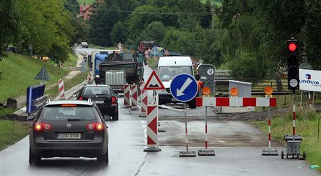 Opravovanými úseky cesty projedou idii vdy pouze jedním pruhem, provoz budou ídit semafory. Ilustraní snímek.