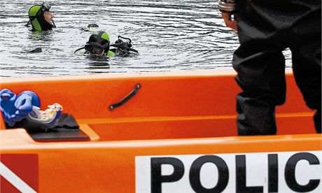 Tým policejních potáp nalezl utonulého po celodenním pátrání. Ilustraní snímek