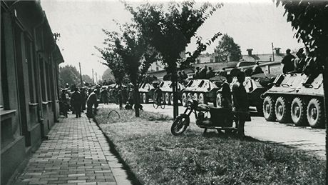 Kolona sovtskch vojk, kter 25. srpna 1968 projdla Prostjovem a veer...