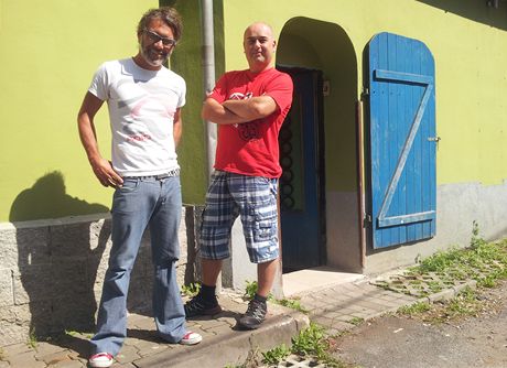 Jan Bílý a Marek Jiran ped nov oteveným klubem v lét 2013.