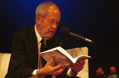 Spisovatel Elmore Leonard v roce 2002 na praském Festivalu spisovatel