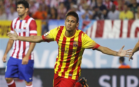 TAK TADY M MÁTE. Neymar slaví svj první gól v dresu Barcelony.