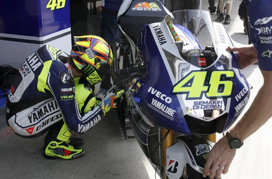 LEGENDA V BRN. Valentino Rossi bhem prvního tréninku na GP eské republiky