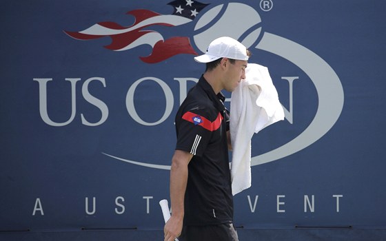 NEN V POHOD. Polsk tenista Jerzy Janowicz se v 1. kole US Open trpil.