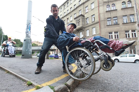 Úastníci happeningu Nepizpsobivé zastávky v Nuslích poukazovali na bariéry v