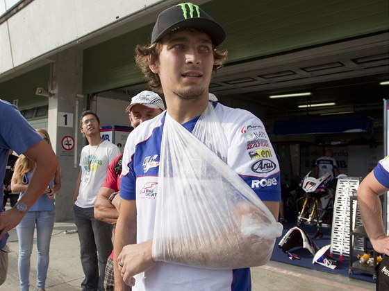 Karel Abraham, který je po operaci ramene, favorizuje v boji o ampiona MotoGP Marka Márqueze