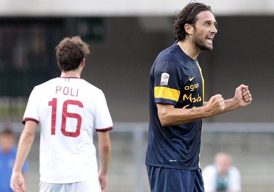 Luca Toni z týmu Hellas Verona (vpravo) se raduje ze své branky, kterou