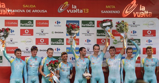 Cyklisté týmu Astana slaví na pódiu vítzství v týmové asovce.