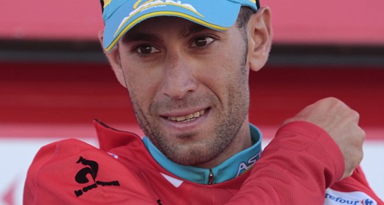 V ERVENÉM. Italský cyklista Vincenzo Nibali se po druhé etap Vuelty oblékl do