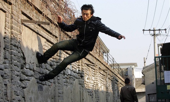 Freerunning zaal jako zábava teenager na francouzských pedmstích, te ml