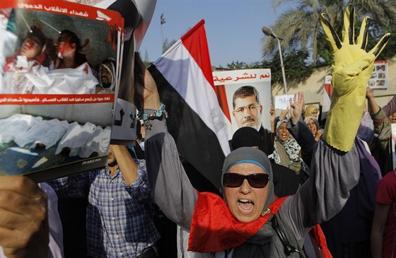 Stoupenci sesazeného prezidenta Mursího pochodují ulicemi s transparenty...