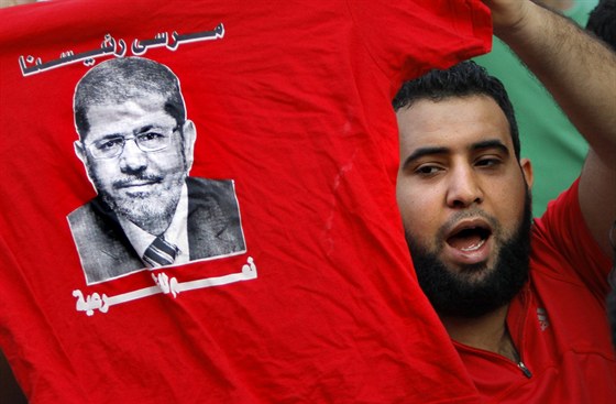 Stoupenec exprezidenta Mursího pochoduje s trikem zobrazujícím práv poátkem...