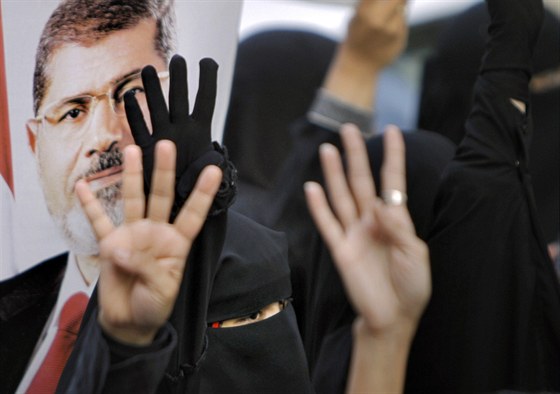 Stoupenci sesazeného prezidenta Mursího pozdvihávají ruku se tymi prsty na...