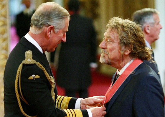 Robert Plant s vyznamenáním od prince Charlese