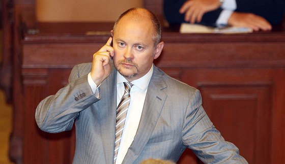 Michal Haek (SSD) pi jednání poslanc o rozputní Snmovny. (20. srpna 2013)
