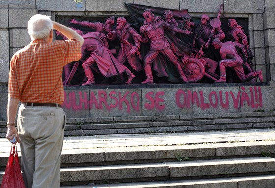 Mu si prohlíí narovo nabarvený památník Rudé armády v bulharské Sofii. (21.