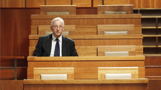 Soudce Jan Sváek na zasedání Senátu. (21. srpna 2013)
