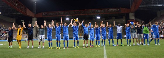 Liberetí fotbalisté zdraví fanouky na stadionu v Terstu po utkání s Udine,...