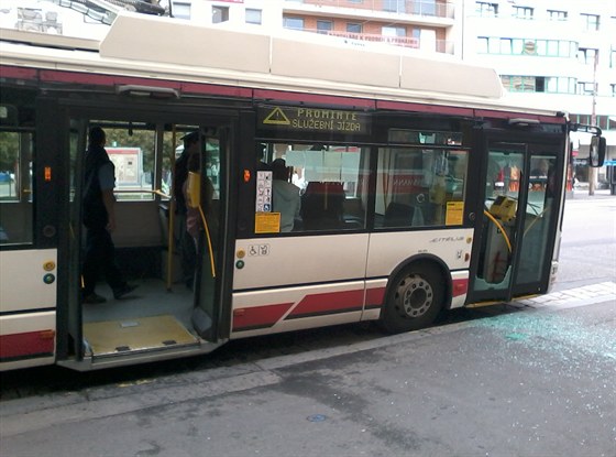 Pachatel vyrazil hasicím pístrojem díru do skla u pedních dveí trolejbusu.