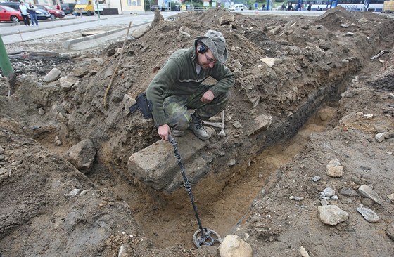 Archeolog Václav oukal zkoumá výkop v Nezvalov ulici v centru Tebíe. Práv...