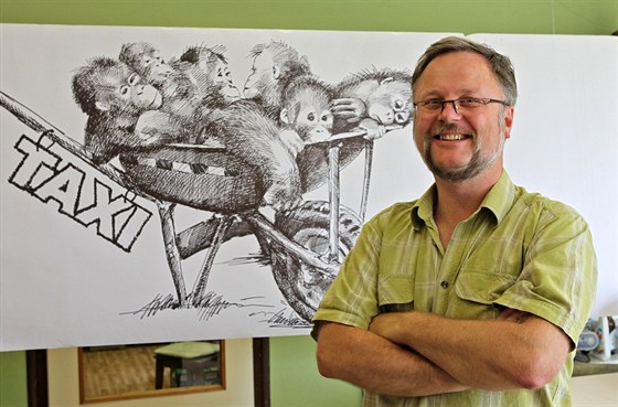 Miroslav Vomáka si takto kreslí pro radost. Stojí ped jedním ze svých výtvor.