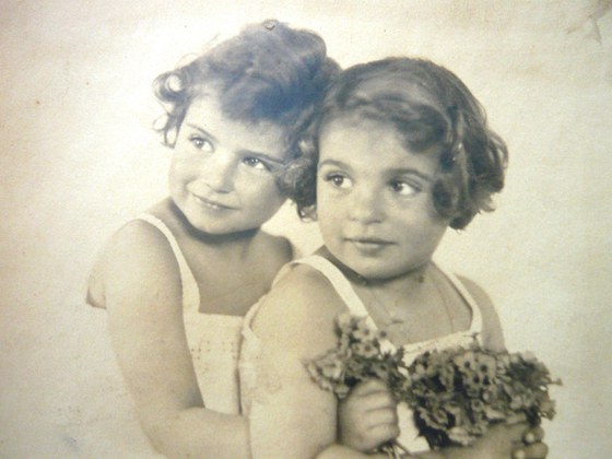 Fotografie Ilsy a Margit v dtství, která také dorazila do sdruení Post Bellum.