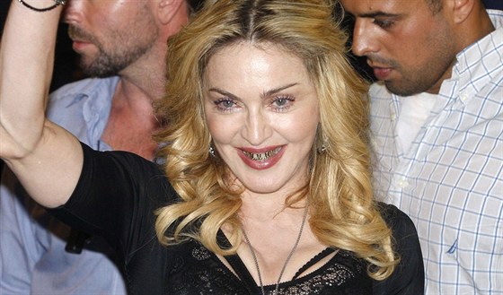 Madonna rozdává zlaté úsmvy.