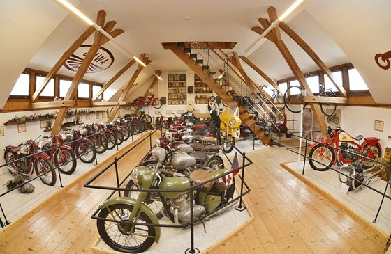 V motomuzeu pod Troskami se ukrývají desítky historických stroj.