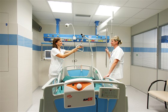 Vyích plat se doká personál skupiny Nemos. Na snímku sestry z iktového centra sokolovské nemocnice.