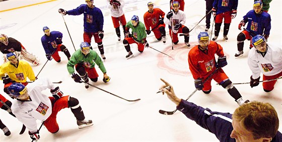 Kou eské hokejové reprezentace Alois Hadamczik (vpravo dole) vede pondlní...