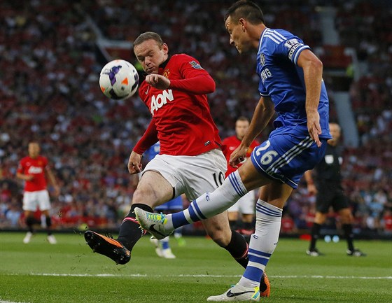 Wayne Rooney (vlevo) z Manchesteru United se snaí zblokovat pihrávku Johna...