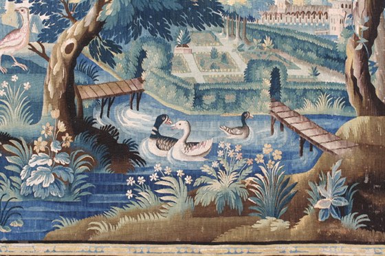 Kachny, dravci i zámek zdobí francouzský gobelín na zámku v Náchod.