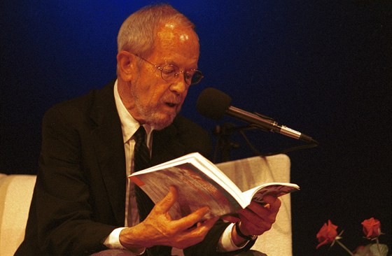 Spisovatel Elmore Leonard v roce 2002 na praském Festivalu spisovatel