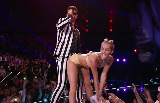 Zpvaka Miley Cyrus a Robin Thicke na pedávání cen MTV