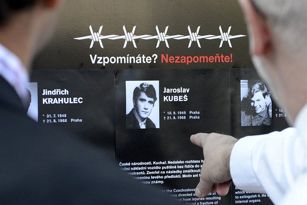 Pietní pipomínka 45. výroí okupace na Václavském námstí