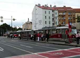 Na zastávce Otakarova stála kvli výpadku tramvaj.