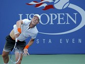 PODN. esk tenista Tom Berdych servruje v 1. kole US Open.