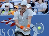 BUM! esk tenista Tom Berdych zasahuje mek v 1. kole US Open.