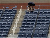 VYTRVAL FANOUCI. Tenisov program na US Open byl peruen, dvojice divk...