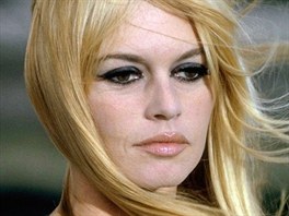 Koií oi se v 60. letech staly souástí ikonického vzhledu Brigitte Bardot....