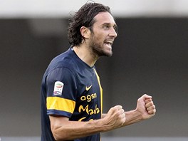 Luca Toni z tmu Hellas Verona (vpravo) se raduje ze sv branky, kterou