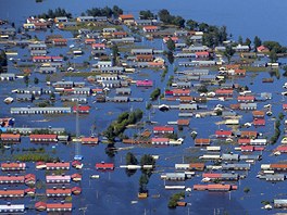 ZÁPLAVY. Letecký pohled na domy zaplavené pi povodních v ínském mst...