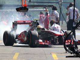 Sergio Prez s vozem McLaren dostal smyk pi vjezdu z boxovho stn v