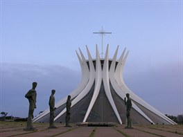 Metropolitní katedrála Nossa Senhora Aparecida stojí v Brasílii v hlavním mst...
